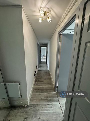 4 bedroom flat to rent - Photo 4