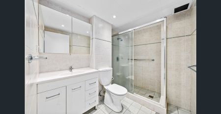 Beautifully Renovated Apartment ** Available 10/12/25 ** - Photo 2