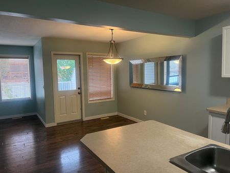 4 Bedroom Duplex with Single Attached Garage - Photo 5