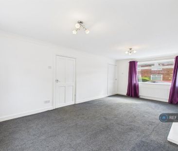 3 bedroom semi-detached house to rent - Photo 5