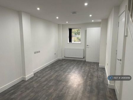 2 bedroom end of terrace house to rent - Photo 2