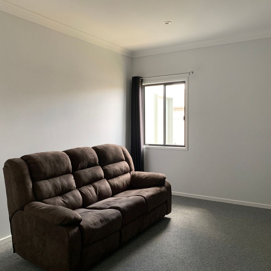 Beautiful Fully Furnished 4 Bedroom 2 Bathroom Home - Photo 1