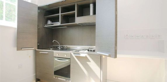 This studio flat benefits from its own kitchenette and is ideally located in South Kensington. - Photo 2