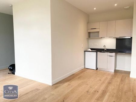 Location Appartement 1 pièce 34m² FONTENAY LE COMTE 85200 - Photo 2