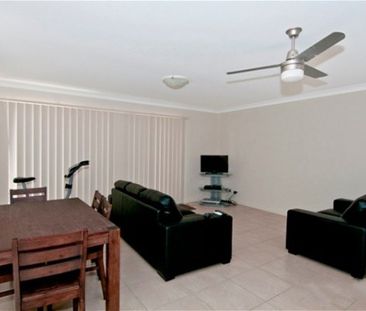 Affordable Studio Apartment in Loganlea suitable for one person. - Photo 1