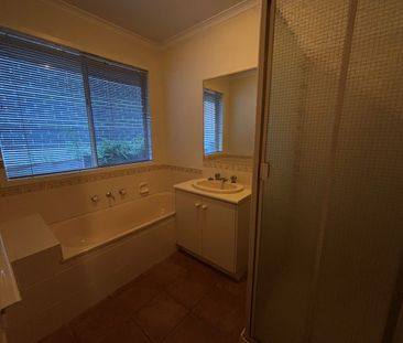 Two bedroom house in prime Ringwood location - Photo 6