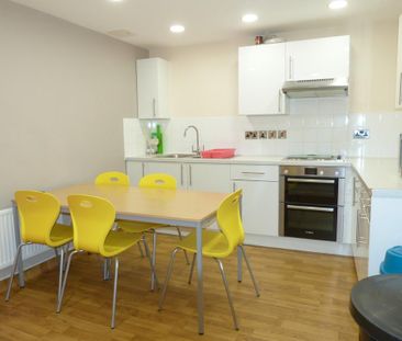 1 bedroom in a flat share to rent - Photo 2