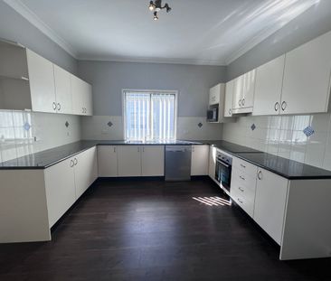 Great House in Quiet Street - Including Granny Flat - Photo 1