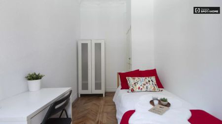 Room in a shared 12-bedroom apartment for rent in Sol, Madrid - Photo 4