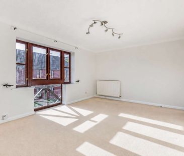 A spacious two bedroom first floor maisonette with private entrance... - Photo 1