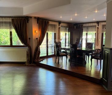 Large Expansive House with Five Bedrooms - AISB - Photo 2