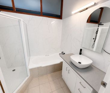 3 Bedroom Modern Home - Photo 6