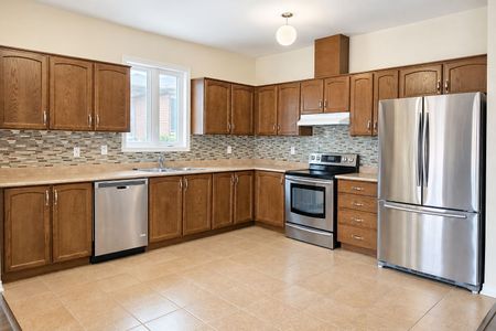 For Lease - 10 Armstrong Crescent Unit# Main Fl, Bradford West Gwillimbury, Ontario - Photo 3