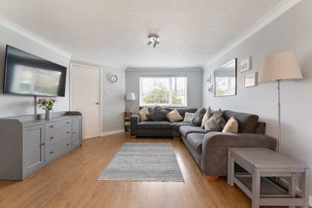 3 bed Terraced in Manchester Road , London, E14 3BE - Photo 2