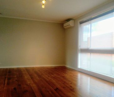 Refurbished bright and spacious 2 bedroom 2 bathroom single-level u... - Photo 6