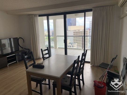 Spacious bedroom in a SHARED unit with splendid view - Photo 1