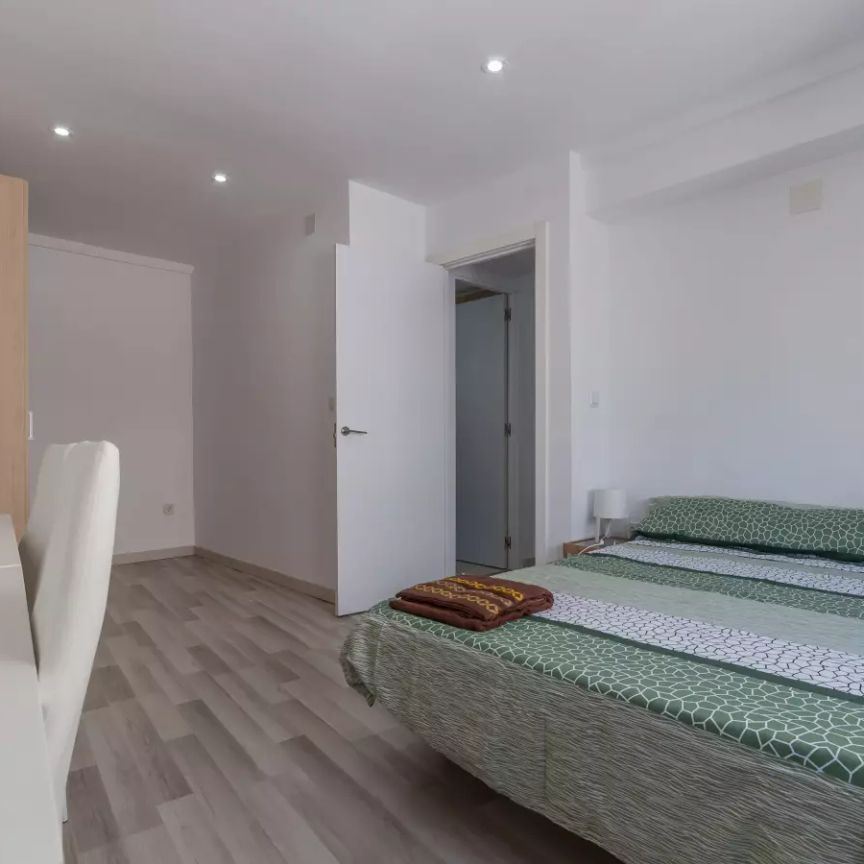 Room in a shared 3-bedroom apartment for rent in Cabanyal-Canyamelar, perfect for professionals, couples, and students. - Photo 1