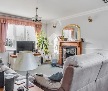 Moatfields, Colchester - Photo 1