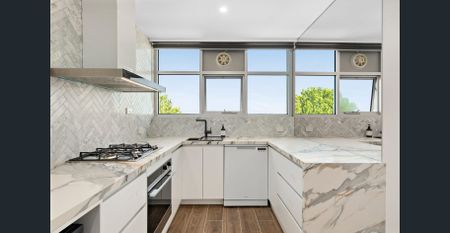 Elegant Garden Residence with Northerly Views in Toorak's Prestigious River Precinct - Partially Furnished - Photo 2