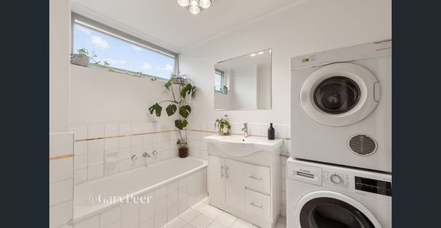 Spacious two bedroom living in prime location - Photo 1