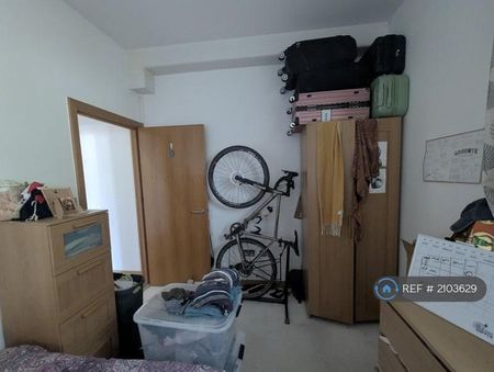 1 bedroom in a flat share to rent - Photo 5