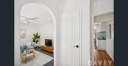 Elegant 4-Bedroom, 2-Bathroom Family Home in Duncraig with Beautiful Pool Views - Photo 2