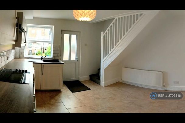 2 bedroom terraced house to rent - Photo 1