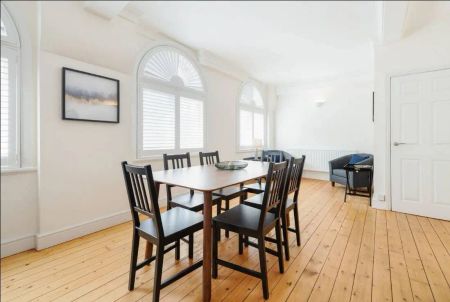 3 bedroom flat in Charing Cross - Photo 3