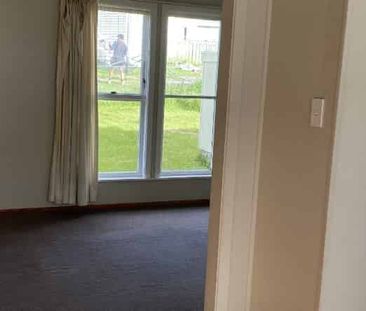 Spacious Family Home in Prime Location! - Photo 2