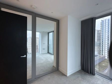 1 bedroom flat in 14 Piazza Walk - Photo 2