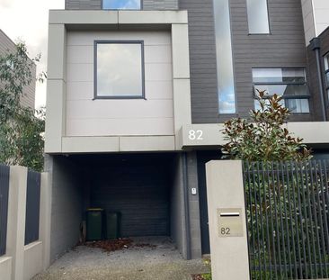 STYLISH THREE BEDROOM TOWNHOUSE - Photo 1