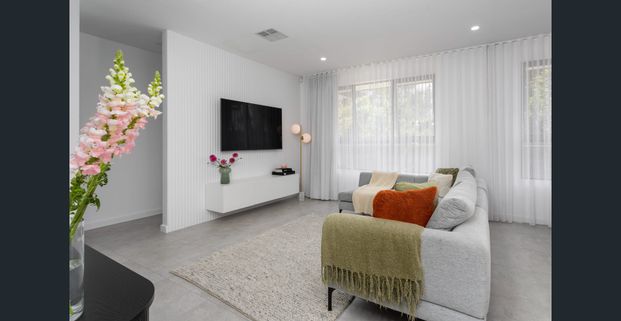 Stylish 3 bedroom home fantastic location! - Photo 1