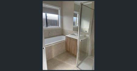 Luxury Living on prime location of Tarneit, With Solar Electricity - Photo 5