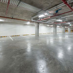 1 FREE WEEK RENT| MODERN ONE-BEDROOM APARTMENT WITH LUXURY FINISHES AND SECURE PARKING - Photo 2