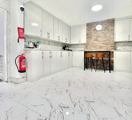 4 bedroom House To Let - Photo 5