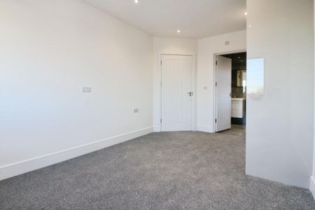 High Street, Slough - Photo 3