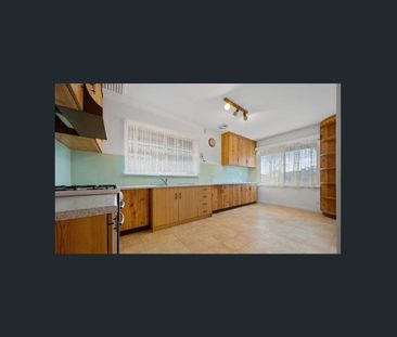 3 BEDROOM HOME IN EXCELLENT LOCATION!! - Photo 6