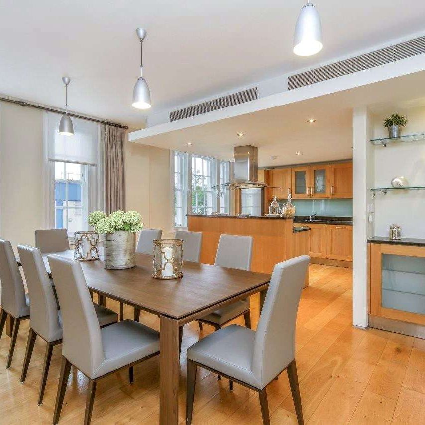 A superb bright, two bedroom second floor flat in a coveted location in the heart of Chelsea. - Photo 1