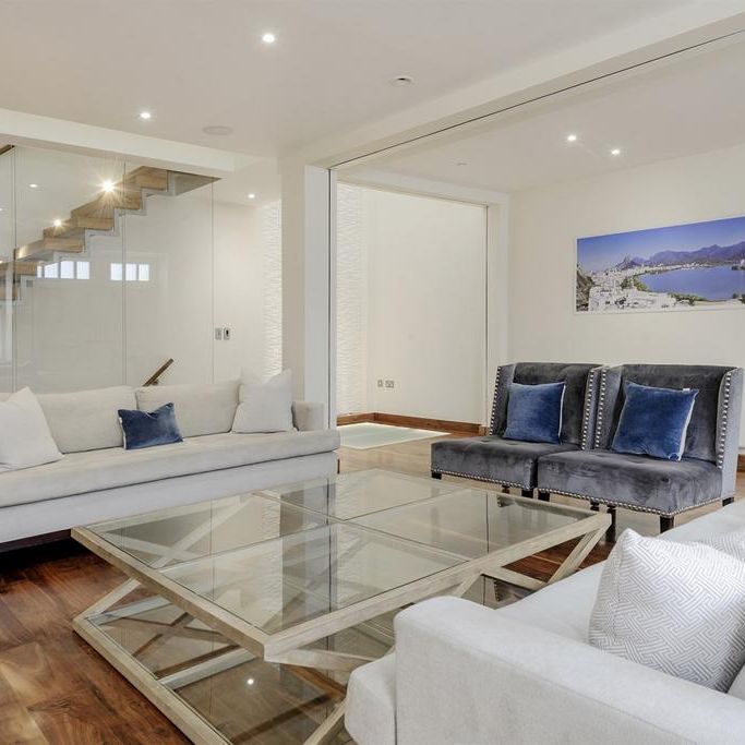 3 bedroom mews to rent - Photo 1