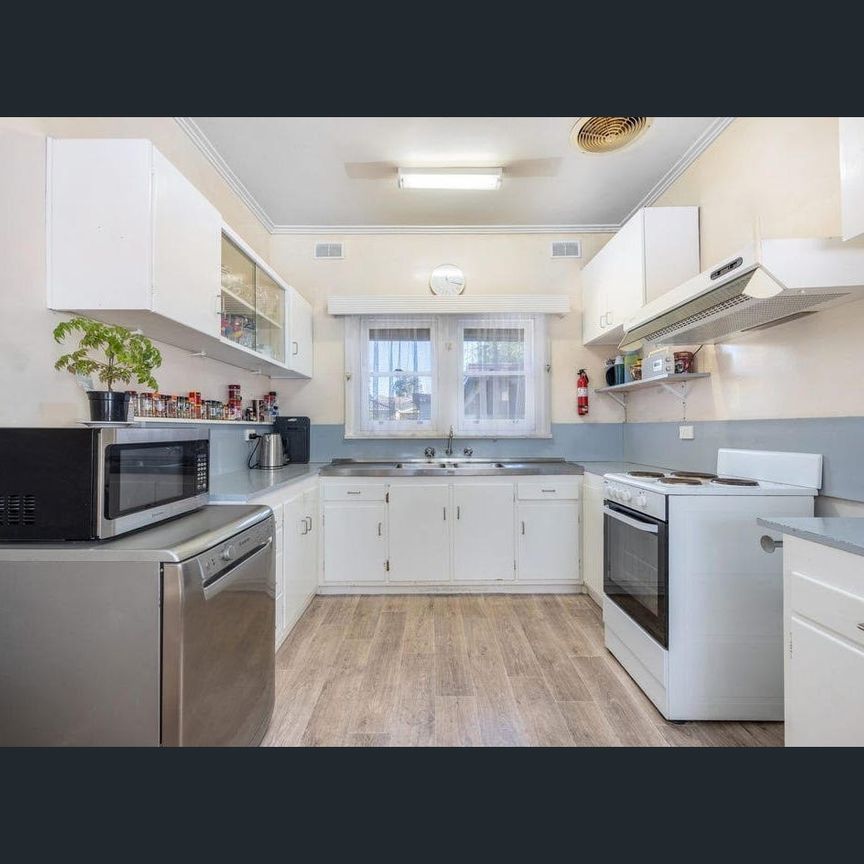 Comfort meets convenience in MWSC Zone (Freshly painted & Brand new flooring) - Photo 1