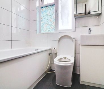 Gainsborough Gardens, Edgware, HA8 - Photo 3