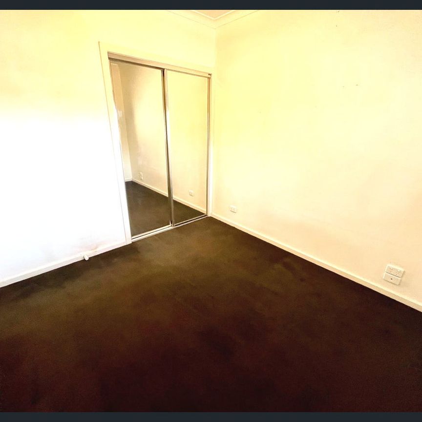 MODERN UPSTAIRS APARTMENT !!! - Photo 1