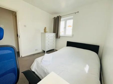 4 Bed Flat, Woodland Terrace, SE7 - Photo 3