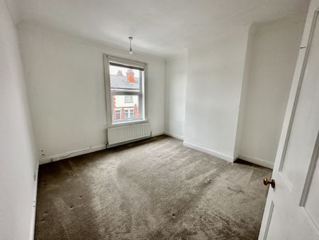 Available NOW FULLY REFURBISHED - Rent Amount: £850per month - Deposit / Bond: £850 - 3 Bedrooms, living room, dining room, fitted kitchen - 1 Bathrooms - Property comes un-furnished - Minimum tenancy term is 6 months - Family Friendly - Bills NOT Included WE DON’T CHARGE ADMIN FEES! - Photo 2