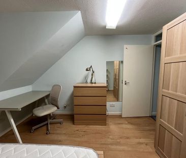 Room in a Shared Flat, Coppock Close, SW11 - Photo 2