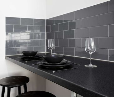 Beautiful new shared house in walking distance to QA Hospital Room 2 - Photo 1