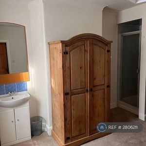 1 bedroom in a house share to rent - Photo 2