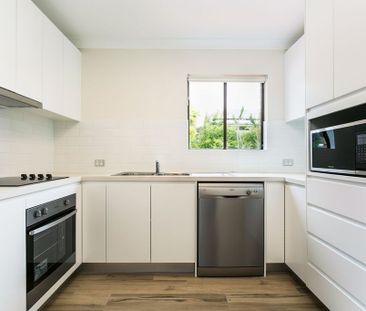 Beautifully Renovated Three Bedroom Townhouse - Photo 5