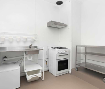 COSY, INVITING MODERN STUDIO + FREE WIFI, ELECTRICITY & GAS - Photo 1