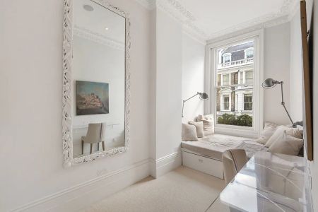 3 bedroom flat in Kensington - Photo 3